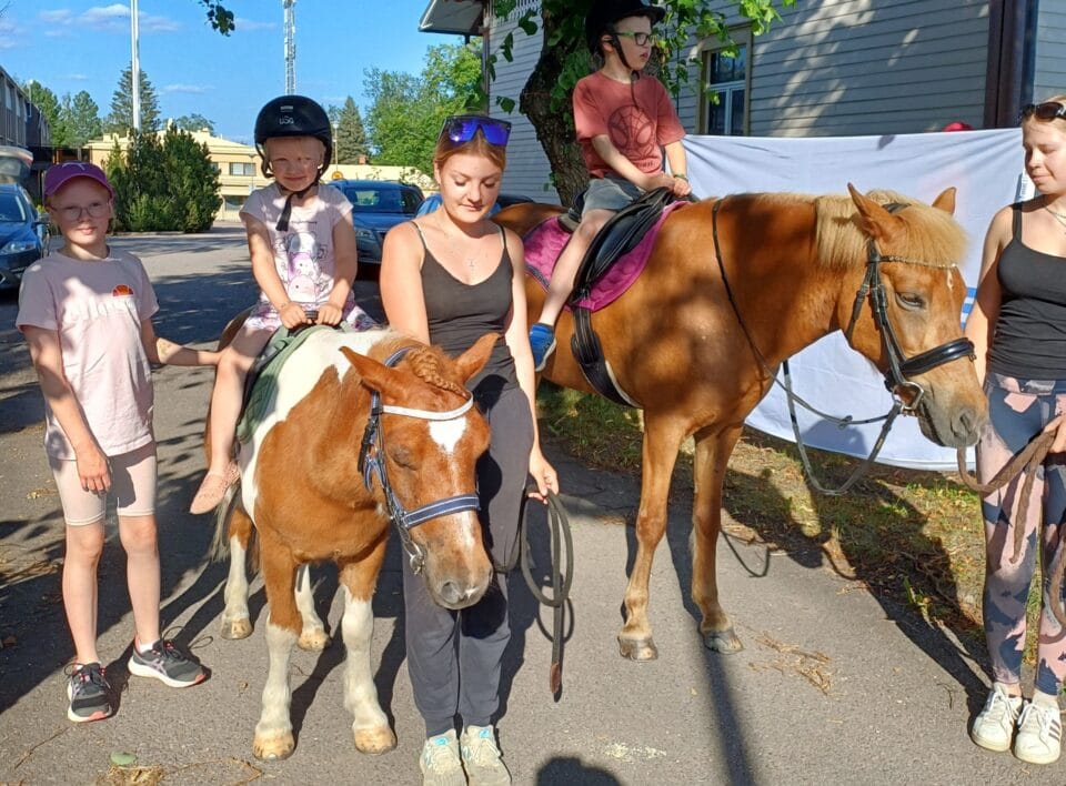 Lapsille poniratsastusta